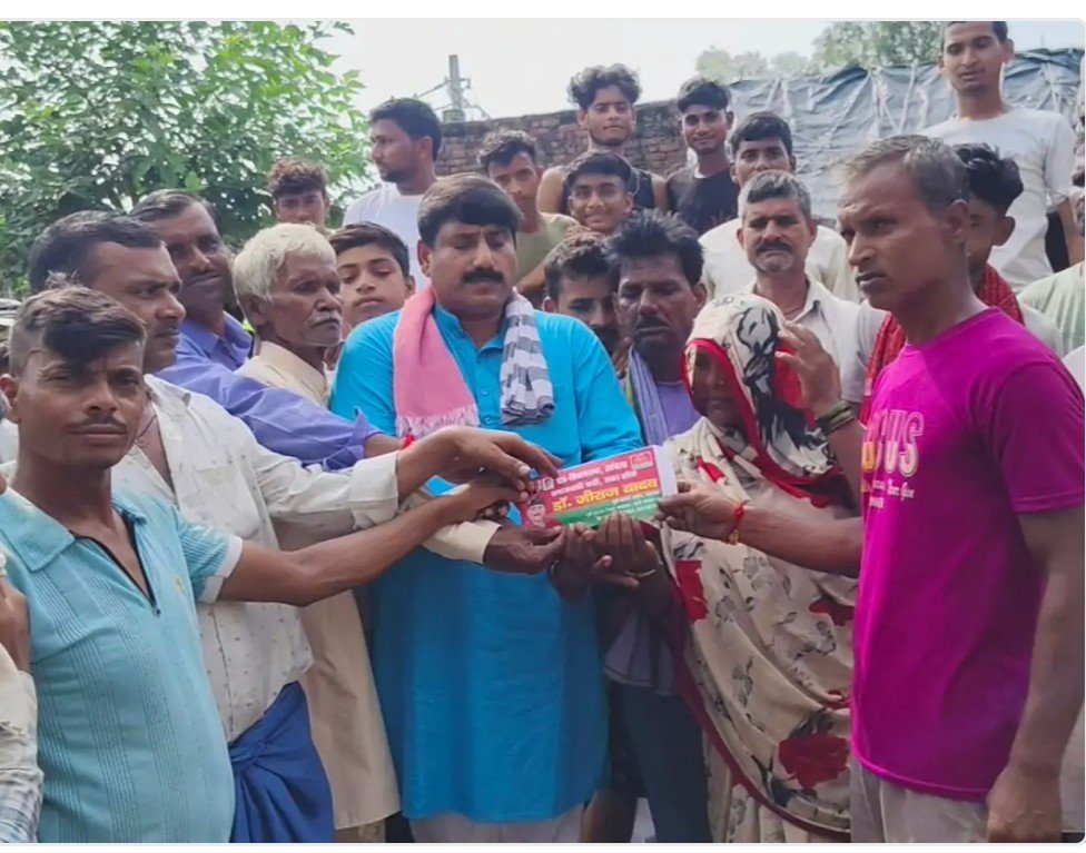 बारिश के कारण घर गिरने से बेघर हुए परिवार के पास मदद का दिलासा देने पहुंचे समाजसेवी 