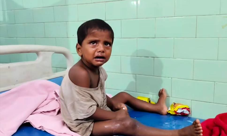 बीमार बेटे को रोता बिलखता छोड़ गयी निर्दयी माँ,अस्पताल कर्मियों ने खिलाया बिस्किट पिलाया दूध 