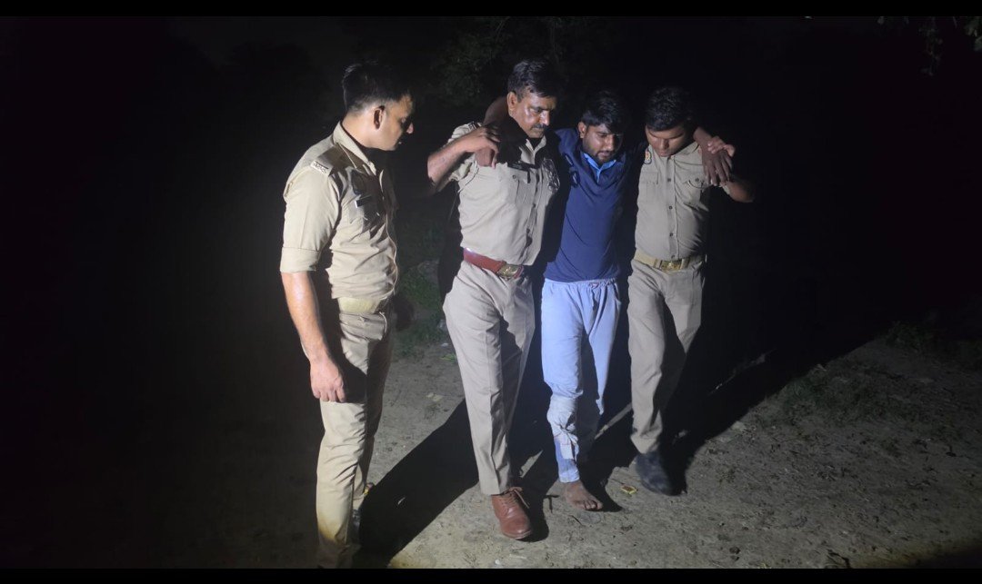  बरेली- गौवध के वाछिंत 01 अभियुक्त को पुलिस मुठभेड़ के दौरान घायल अवस्था में किया गिरफ्तार, कब्जे से अवैध असलाह व कारतूस, 01 स्कूटी, मोबाइल फोन, पशु वध के उपकरण आदि बरामद।