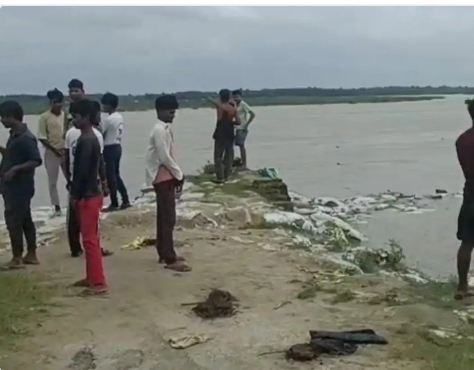 आंवला के गांव रोहतापुर मे बाढ़ का पानी खेतो मे आता देख छलक पड़े आंसू 