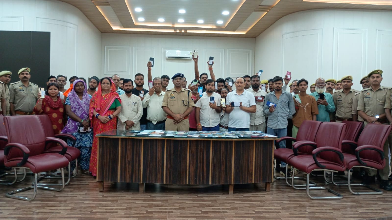 बरेली सर्विलांस की बेहतर सेवा से लोगो के खोए मोबाइल फोन मिले 