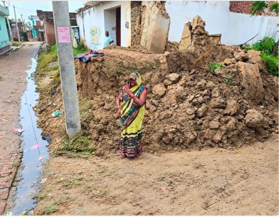आंवला मे पुराने और कच्चे मकानों के वाशिंदे जी रहे डर की जिंदगी 
