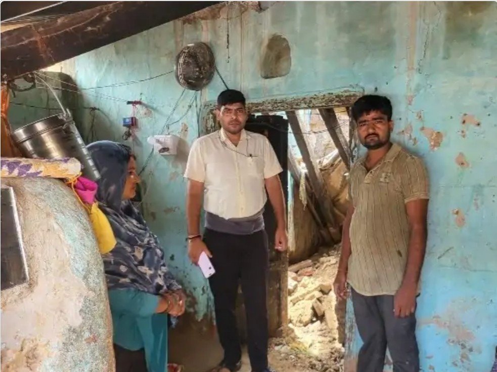 आंवला क्षेत्र मे बरस रही किसानों और गरीबो को बर्बादी की बारिश 