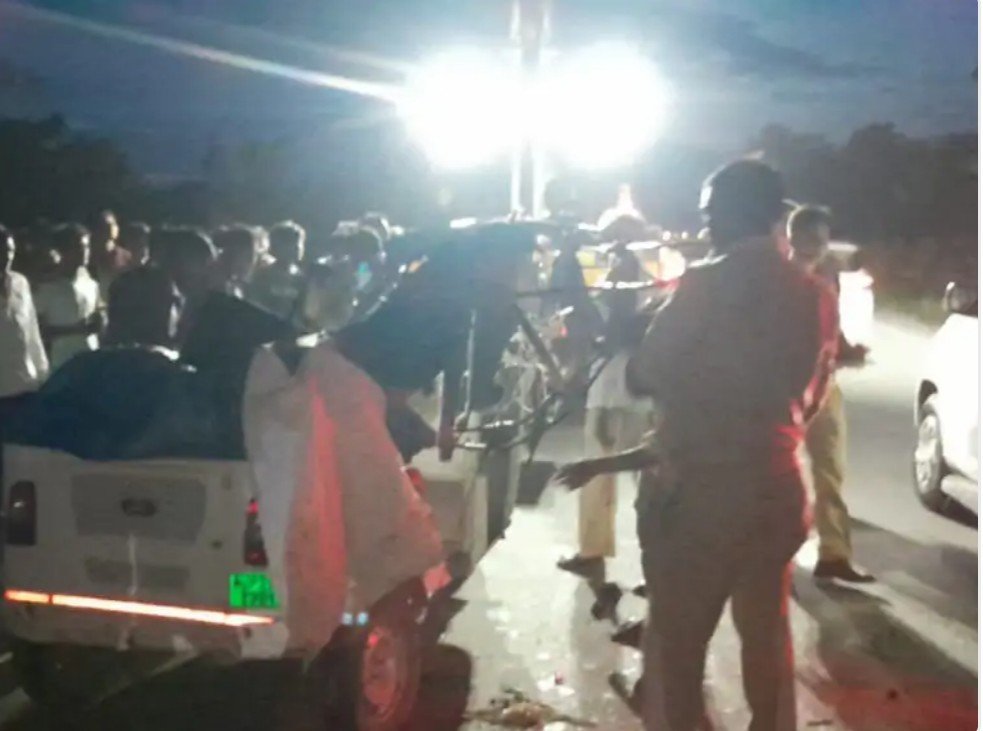 आंवला रामनगर मार्ग पर भयंकर सड़क हादसा 23 घायल एक अज्ञात की मौत, बिना पहचान क़े शव को मोर्चरी में रखवाया 