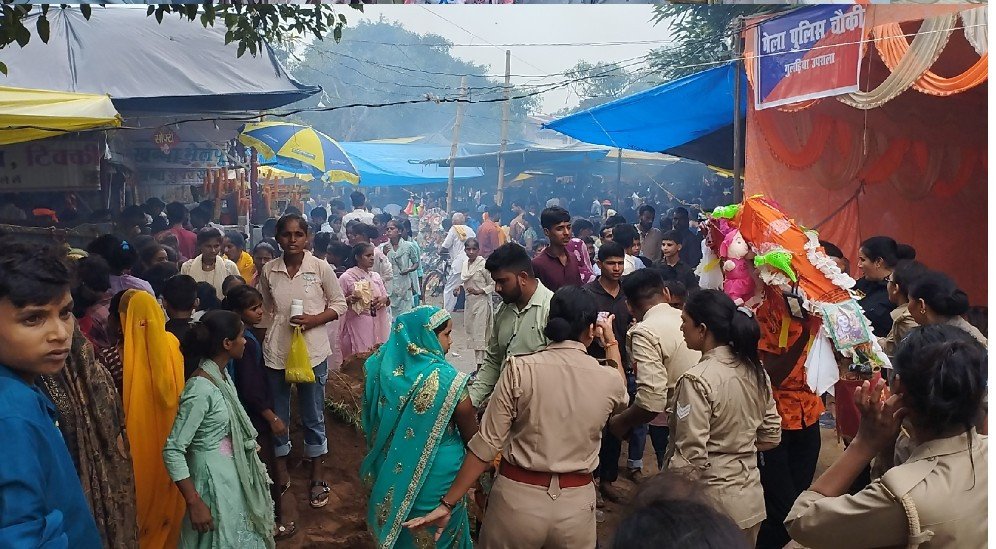 आंवला क़े प्रसिद्ध शिव धाम पर तेरस पर गुलड़िया क़े मंदिर शिवलिंग पर सैंकड़ो नए किया जलाभिषेक 
