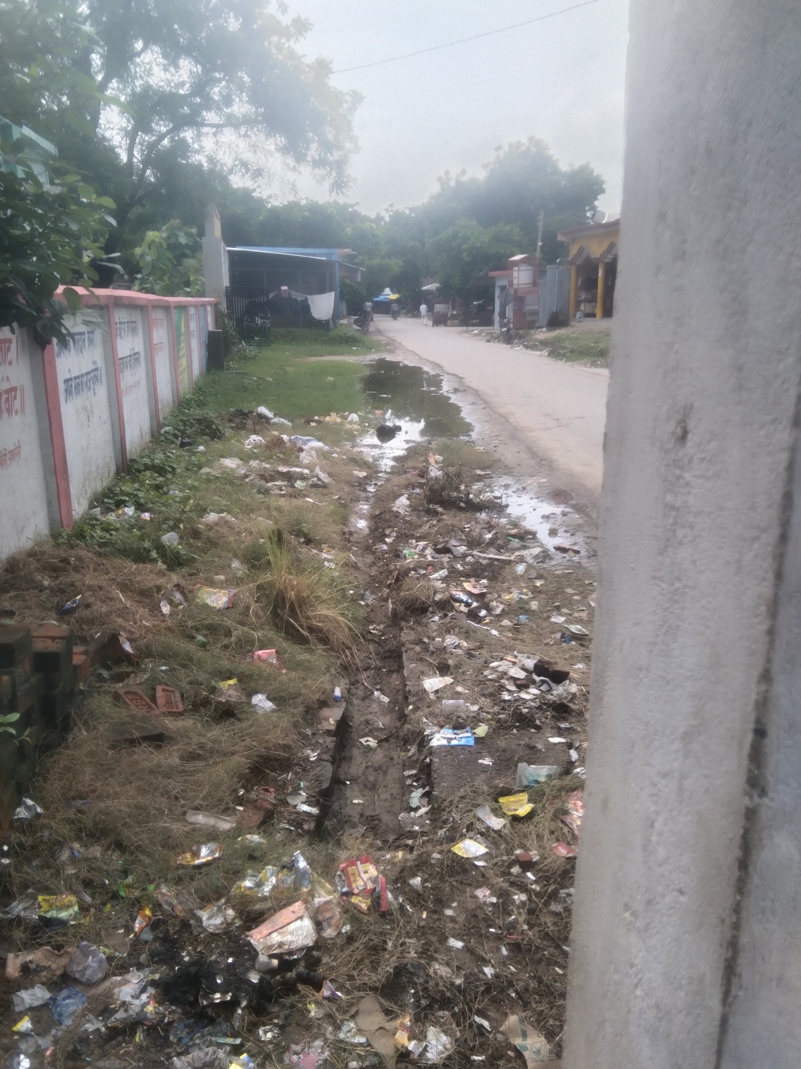 नाली टूटी, निकास ठप: अतरहा ग्राम सभा में प्रशासनिक उपेक्षा से नारकीय जीवन जीने को मजबूर लोग