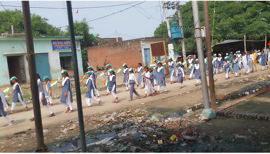 आंवला क़े ब्योधन खुर्द क़े रामनिवास इंटर कॉलेज की भारत माता क़े जयकारों क़े साथ निकली तिरंगा रैली, छात्रों ने लिया भाग 