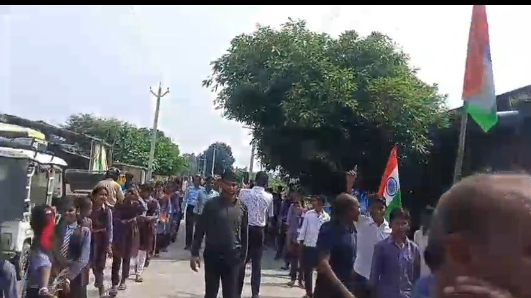 हैरिटेज पब्लिक स्कूल ने निकाली भव्य तिरंगा रैली, लगे शहीदों और माँ भारती क़े जयकारे 