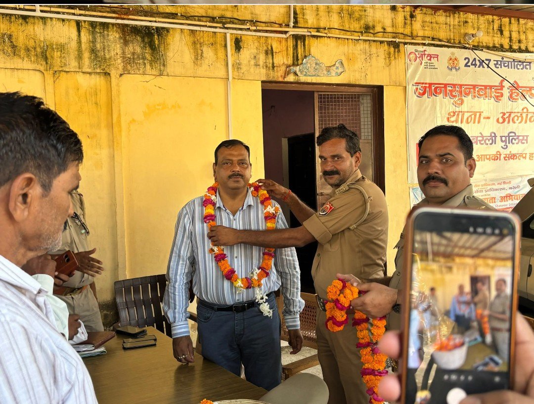 नवनियुक्त थाना प्रभारी ने स्थानातंरित थाना प्रभारी को फूलो की माला गले मे डाल किया अगले कार्य स्थल को विदा 