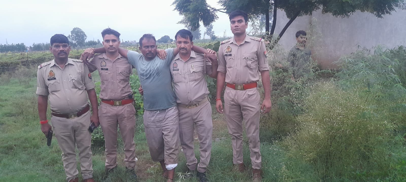 बिथरी पुलिस ने गौ तस्करो को सांड और उसको काटने क़े उपकरणो क़े साथ किया गिरफ्तार 
