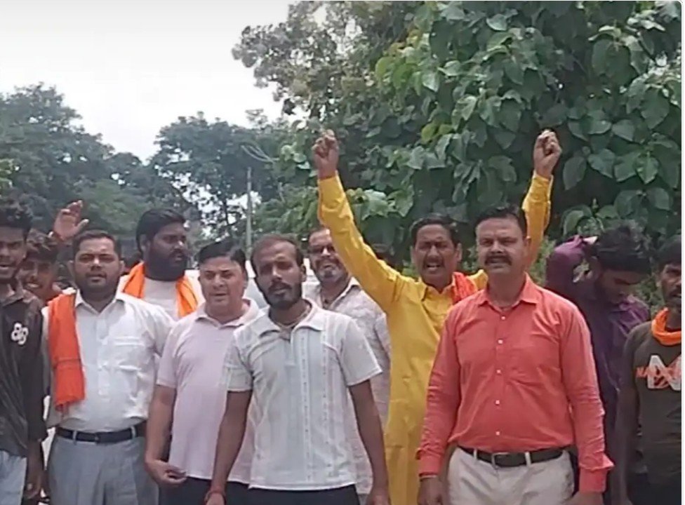 हिन्दू हेल्पलाइन और बजरंग दल क़े जिलाध्यक्ष को सिरौली पुलिस जंतर मंतर जाने रोका 