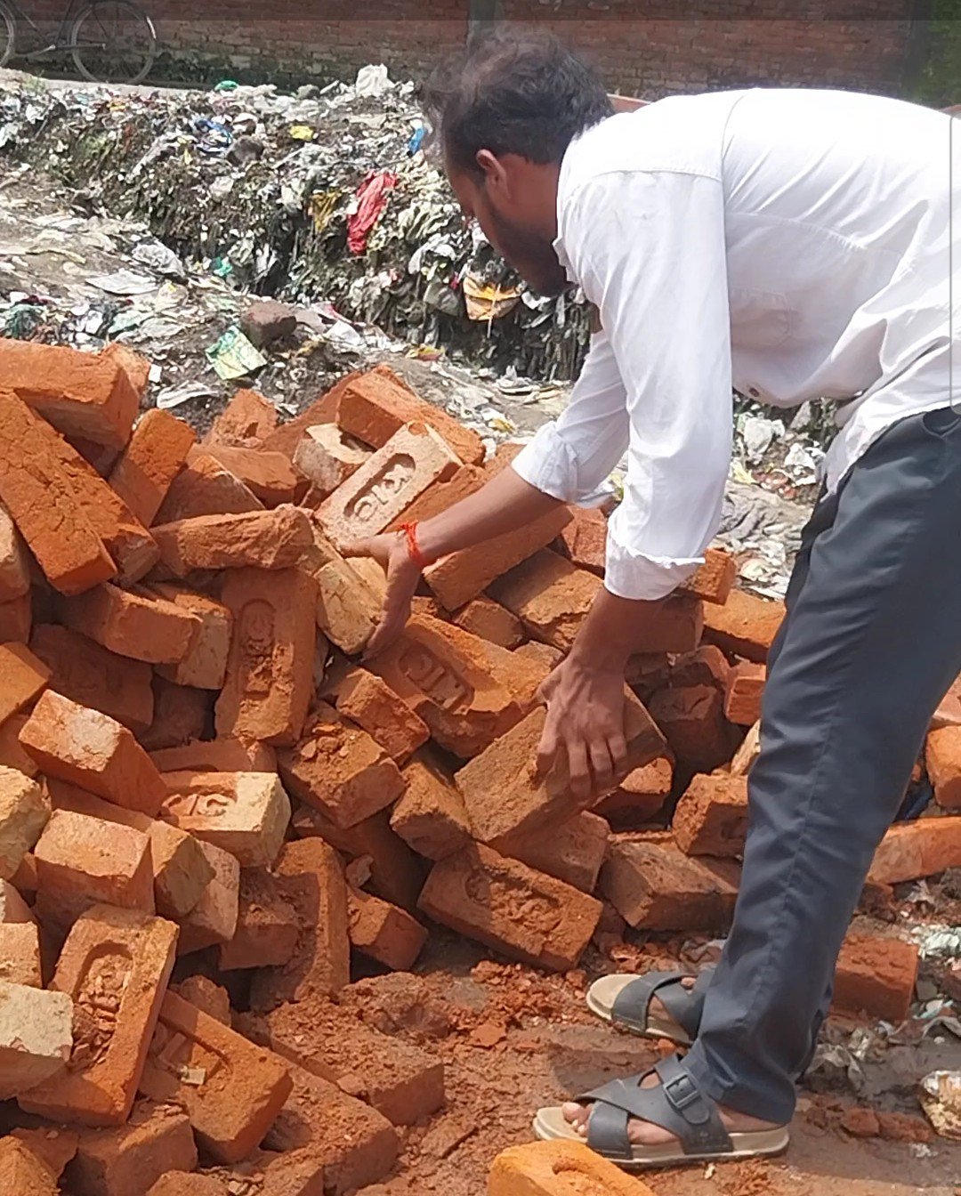 तीन लाख के नाला निर्माण में घटिया सामग्री का आरोप, ठेकेदार और अधिकारियों की भूमिका पर उठे सवाल