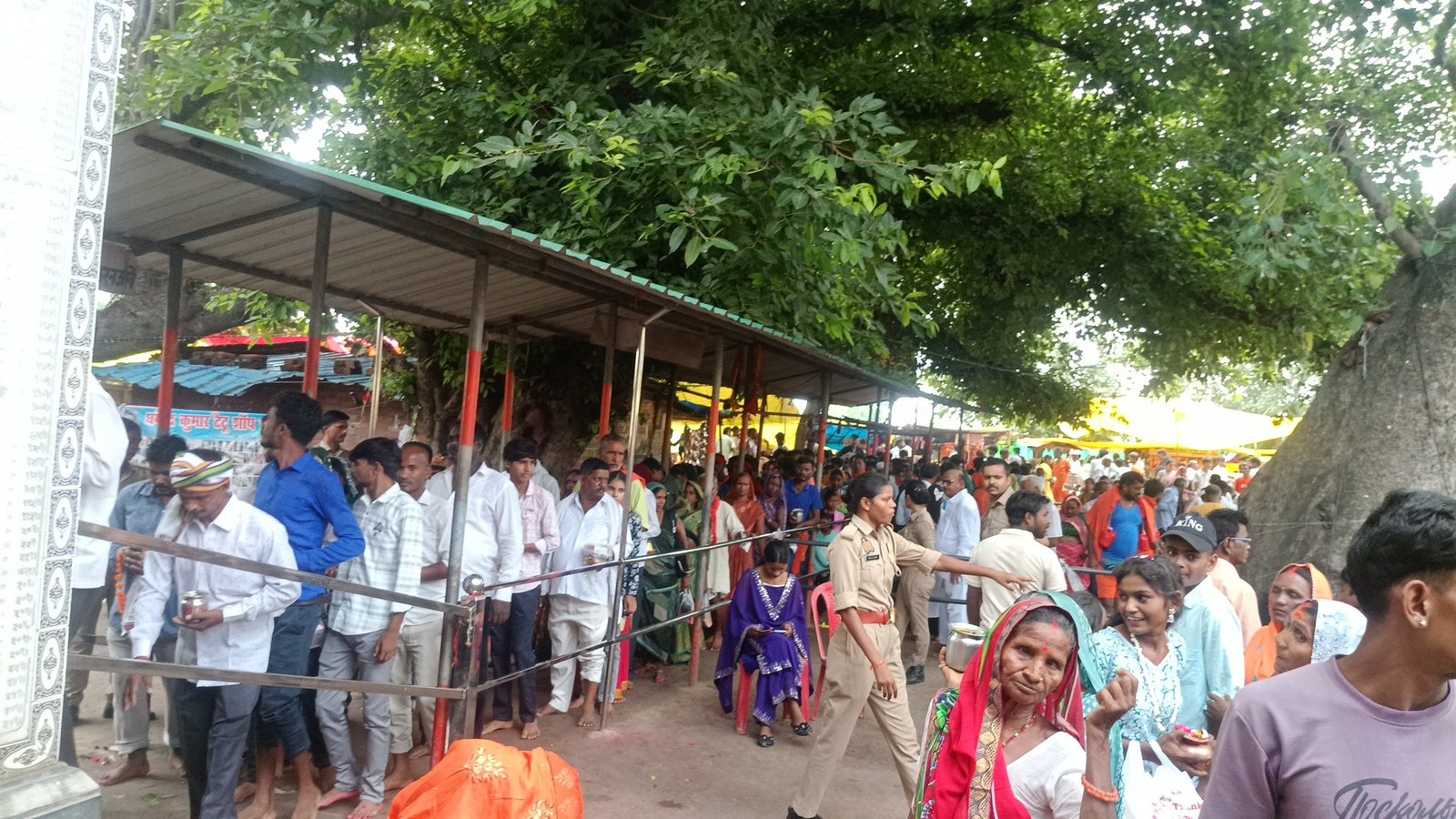 सावन की शिवरात्रि तेरस पर कुंदौरा महादेव मंदिर में उमड़ा कावड़ियों में आस्था का सैलाब हर-हर महादेव' से गूंजा कुंदौरा धाम