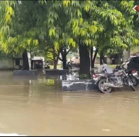  सैदाबाद ब्लॉक परिसर में जलनिकासी की समुचित व्यवस्था न होने के कारण बारिश के बाद चारों तरफ पानी ही पानी नजर आ रहा है।