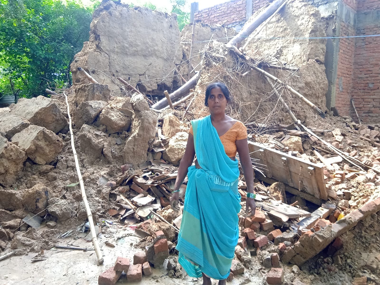 गरीब परिवार बाल बाल बचा, अब छत का संकट 