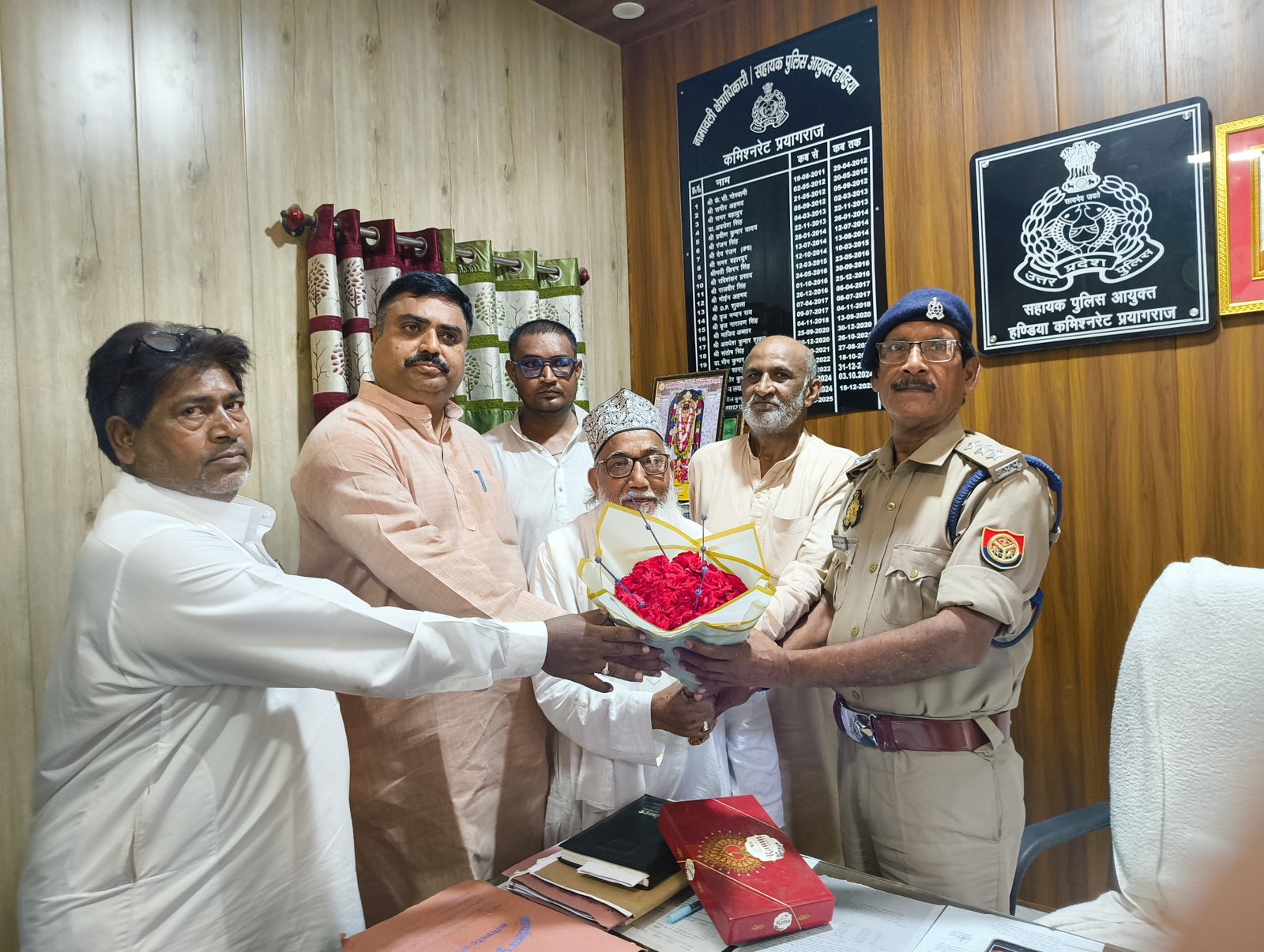कांवड़ यात्रा और बारावफात सकुशल संपन्न कराने पर पुलिस अधिकारियों को कस्बावासियों ने दी बधाई