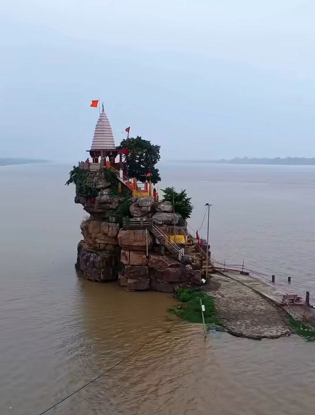 प्रयागराज में गंगा-यमुना का जलस्तर बढ़ा, सभी तटबंध सुरक्षित