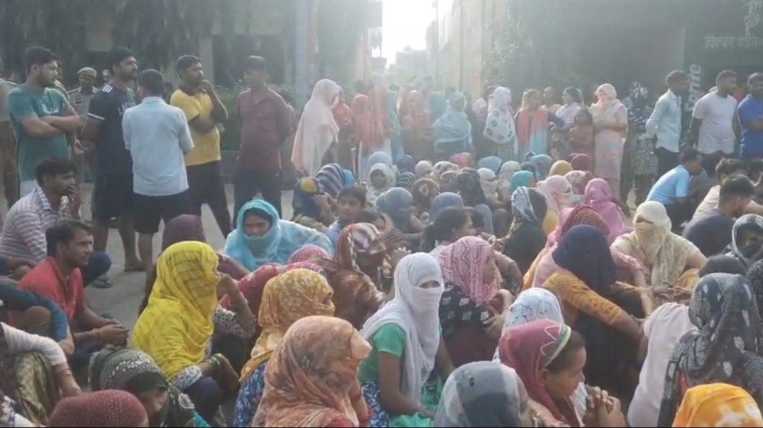 महिला की निर्मम हत्या: मोर्चरी से शव आने से पहले परिजनों ने बिजनौर-मवाना रोड पर लगाया जाम