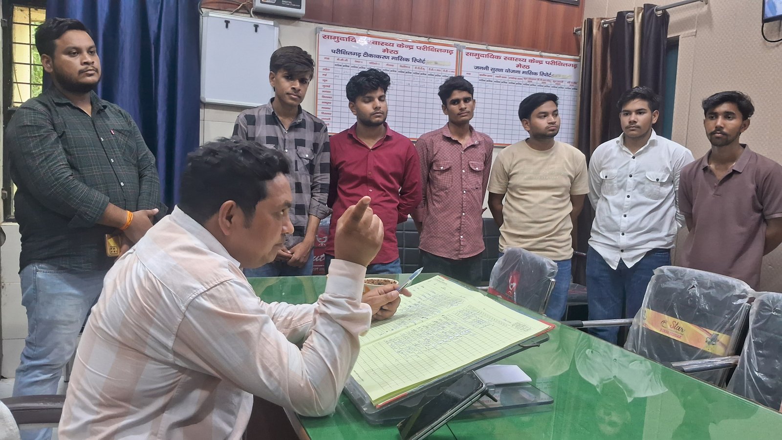 सीएचसी प्रभारी ने प्रशिक्षण ले रहे स्वास्थ्य कर्मियों को पढ़ाया मानवता का पाठ।