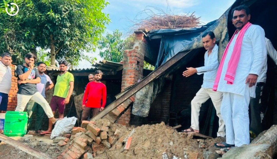 बारिश से भर भरा  गिरा मकान ।