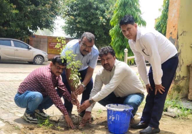 सीएचसी परिसर में वृक्षारोपण।