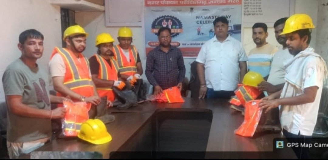 सफाई मित्रों को सेफ्टी किट एवं आयुष्मान  कार्ड वितरित किए