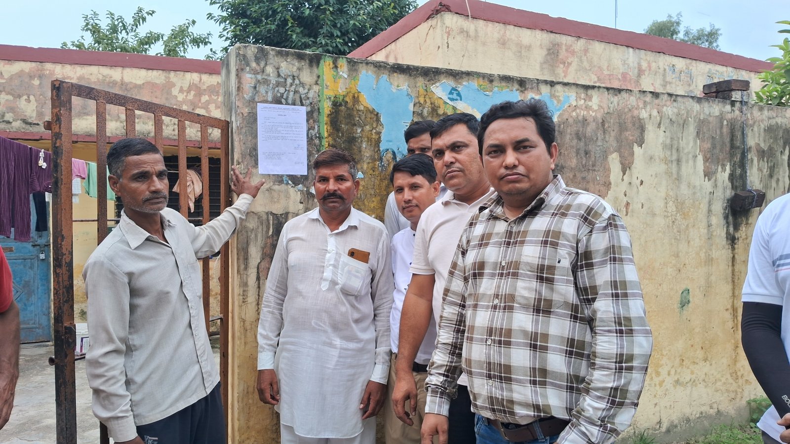 आयुष्मान आरोग्य मंदिर को कब्जा मुक्त कराने के लिए सीएचसी प्रभारी ने किया नोटिस चस्पा।