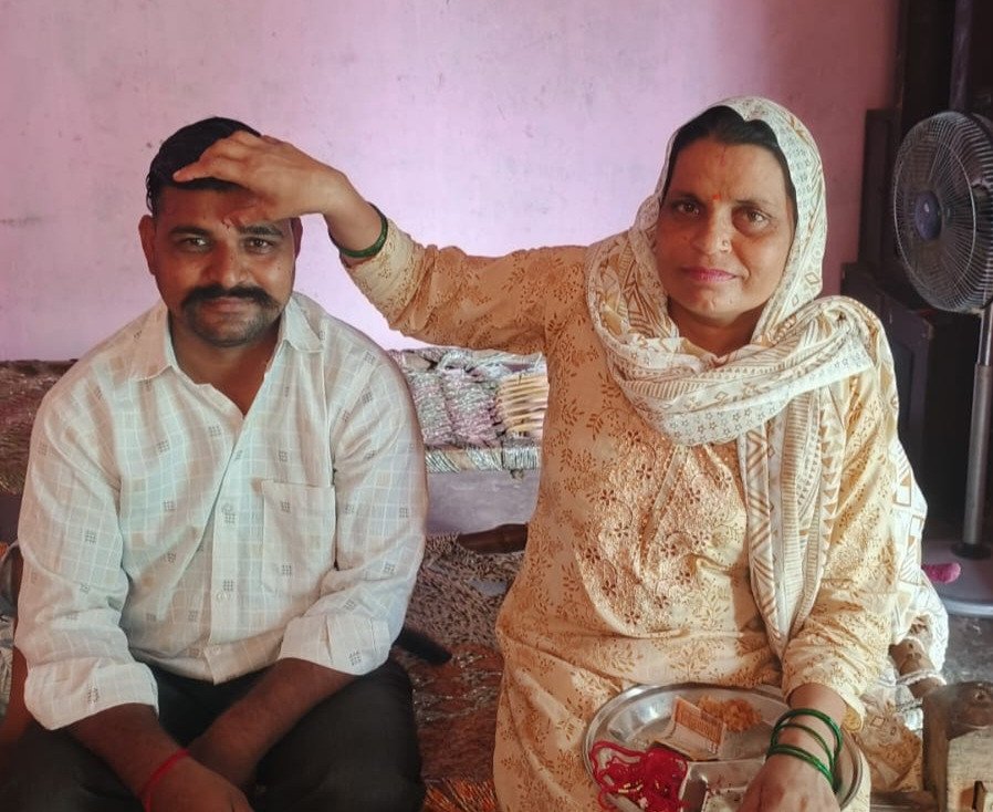 रक्षा बंधन पर्व पर भाईयों को बांधी राखी।