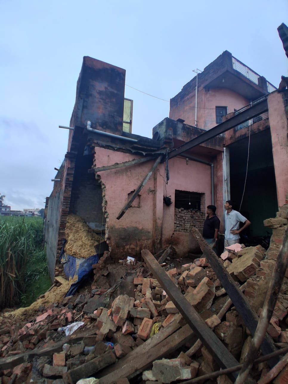 परीक्षितगढ़- बारिश के चलते मकान के पीछे बने तीन कमरे भराभर गिरे।