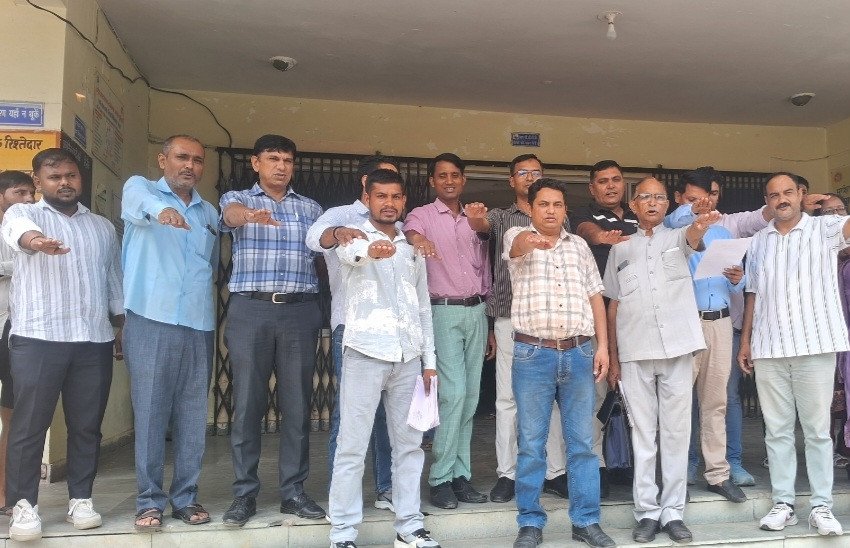 सीएचसी परीक्षितगढ़ में स्वास्थ्य कर्मचारियों ने ली अंगदान की शपथ।