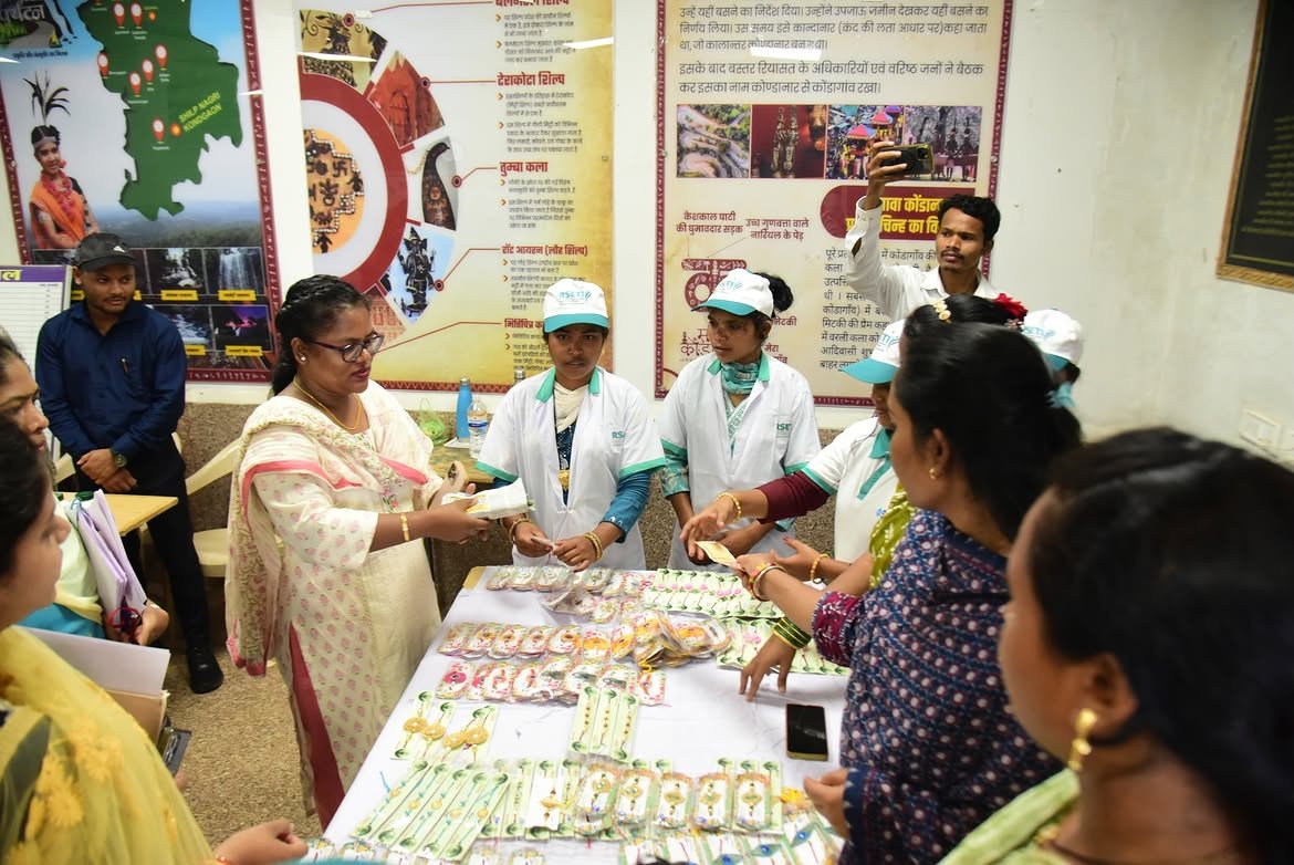 लखपति दीदी पहल से महिलाओं को मिला स्वरोजगार का हुनर, धान से बनी राखियों की बढ़ी मांग