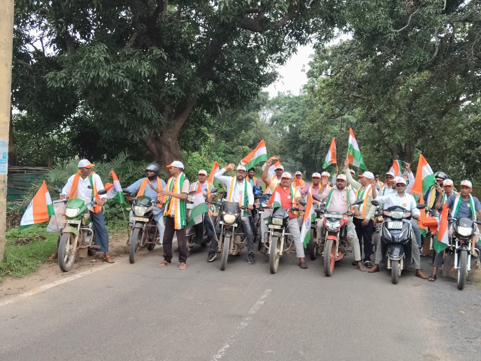 बड़ेडोंगर से बेलभाटा तक निकली बाइक तिरंगा रैली, देशभक्ति के रंग में दिखे स्थानीय लोग और जनप्रतिनिधि