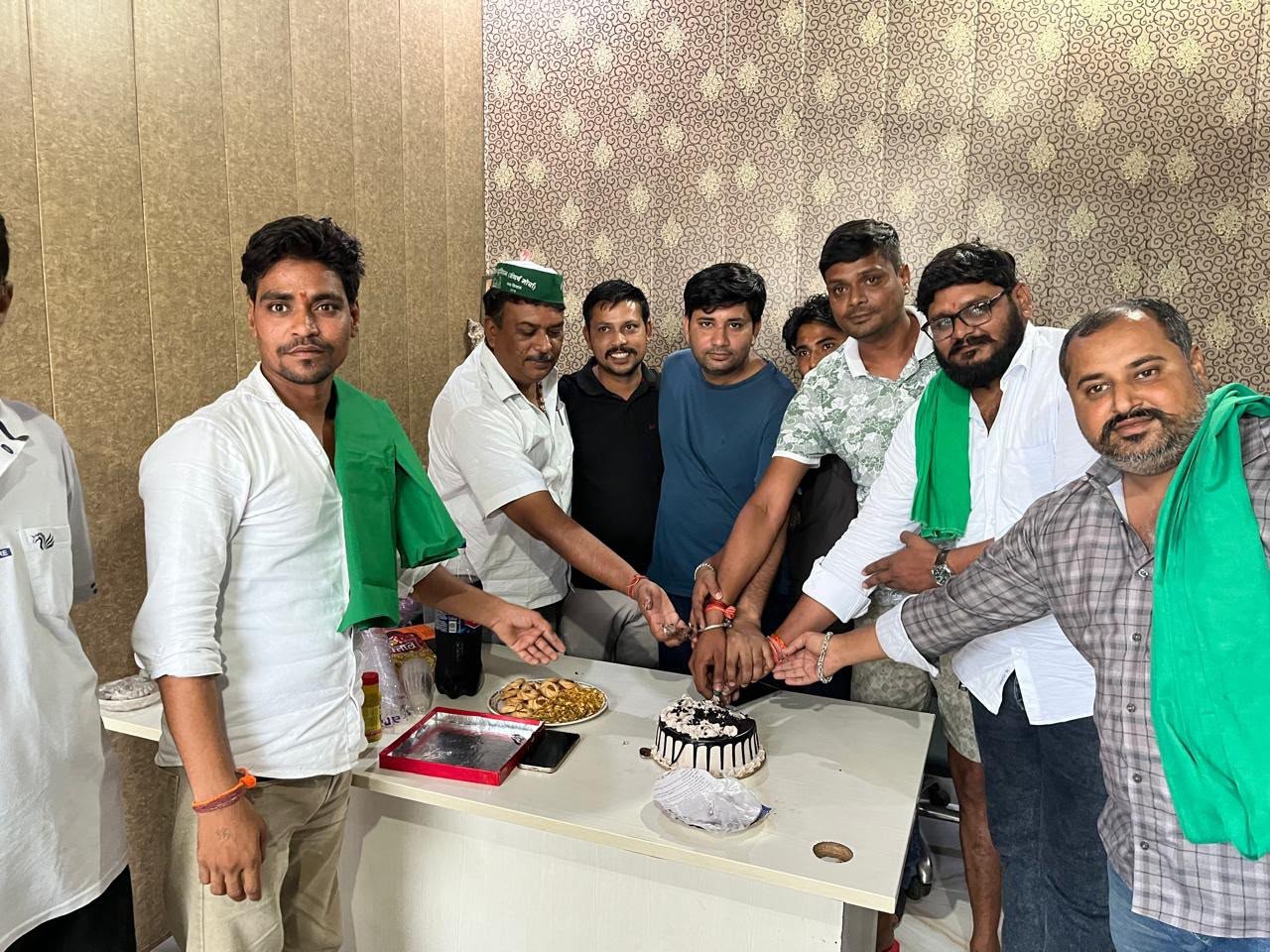 किसान हितों की लड़ाई को मजबूत करने का लिया संकल्प, स्थापना दिवस पर काटा केक