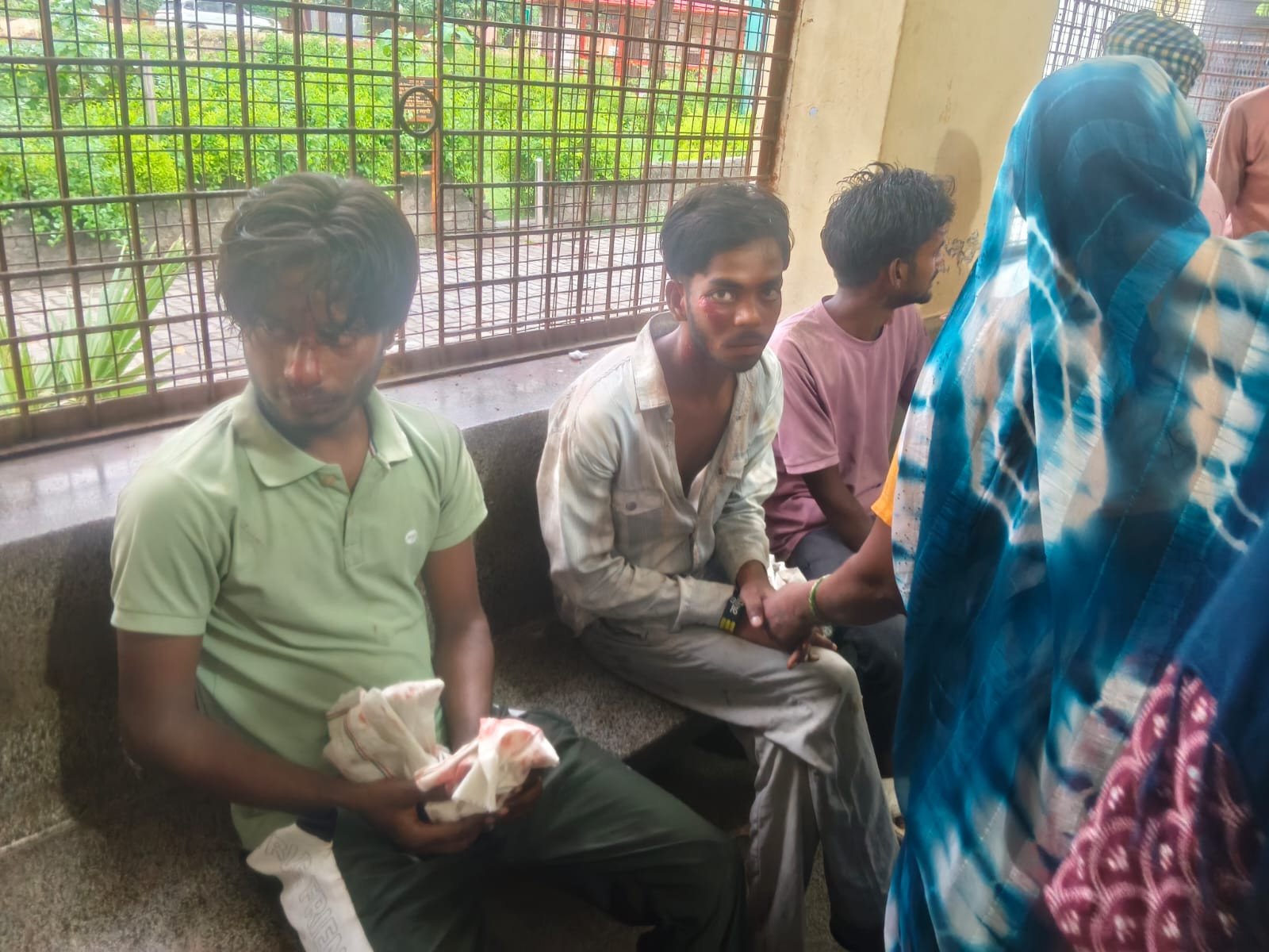 हस्तिनापुर में पानी से बचाने के प्रयास में आमने-सामने भिड़ीं दो बाइकें, तीन युवक घायल; दो मेरठ रेफर
