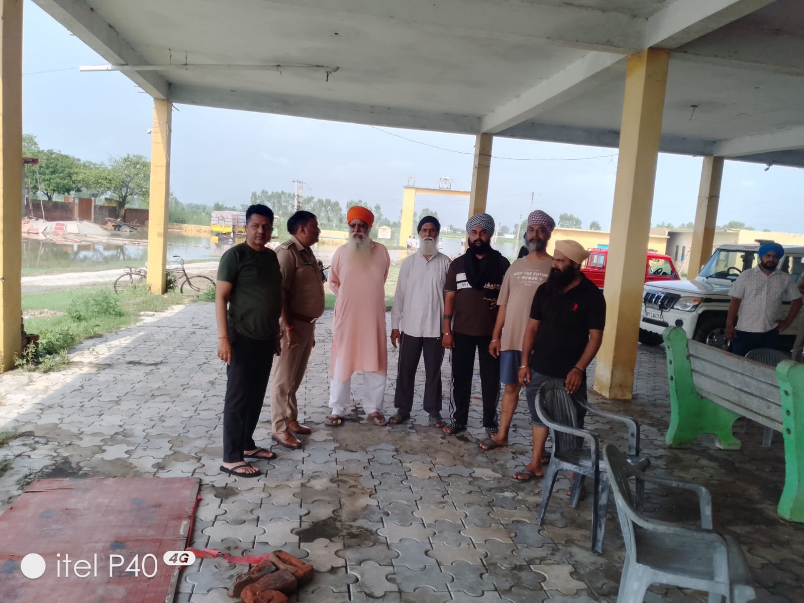 लगातार बारिश से किशनपुर में बाढ़ जैसे हालात, पुलिस ने नाव से पांच लोगों व 300 से अधिक पशुओं को बचाया