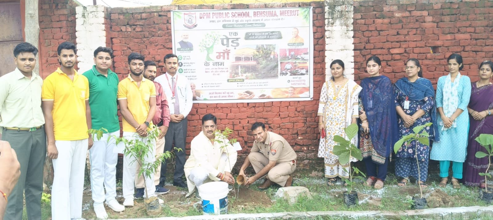 बहसूमा थाना प्रभारी रविंद्र पवार ने किया पौधारोपण, बोले— "हर नागरिक लगाए एक पेड़, तभी सुरक्षित रहेगा भविष्य"