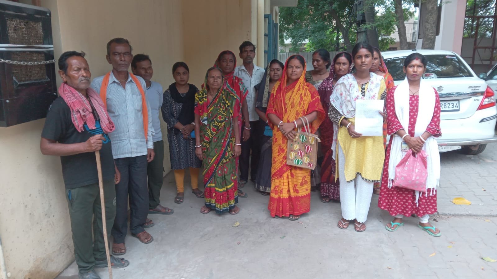 सरकारी भूमि से कब्जा हटाने की मांग, विरोध करने पर ग्रामीणों को जान से मारने की धमकी का आरोप