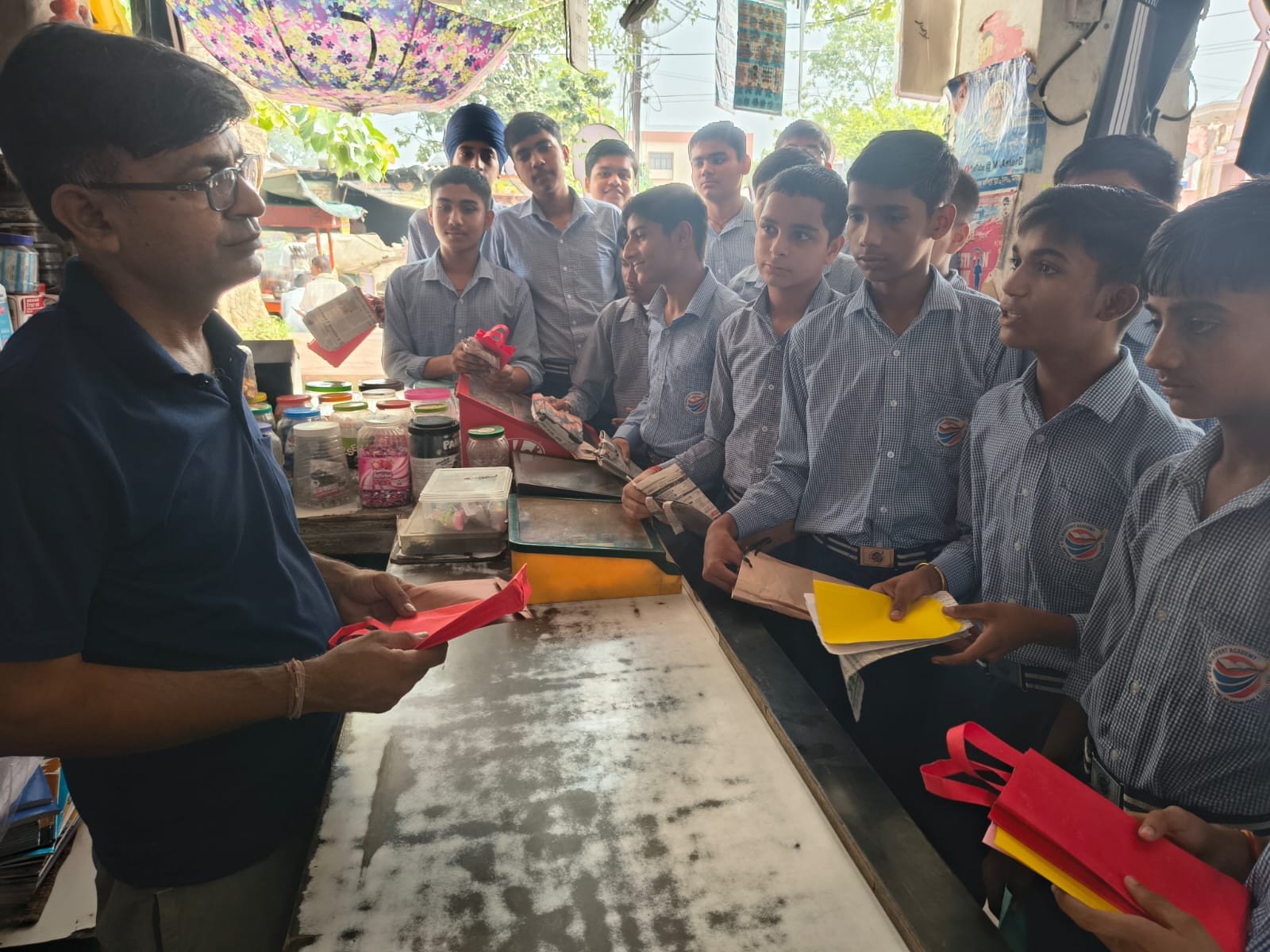  बहसूमा डी मॉनफॉर अकादमी के विद्यार्थियों ने दिया पर्यावरण संरक्षण का संदेश, पौधारोपण कर बांटे कागज़ के लिफाफे