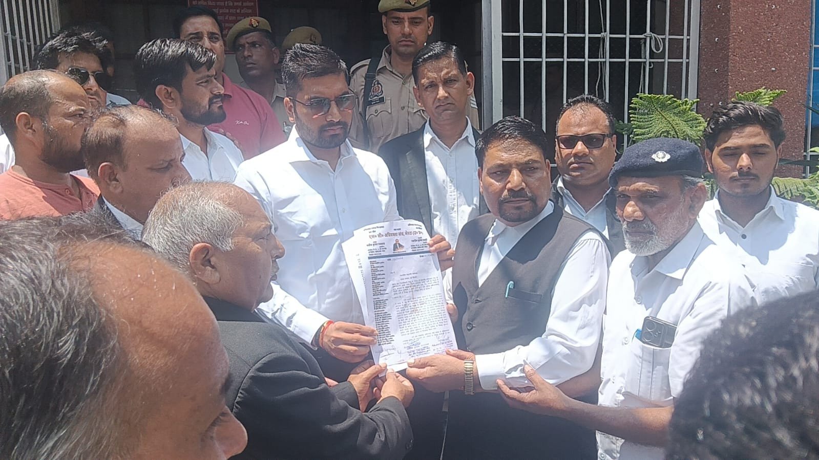 दिल्ली जंतर-मंतर लाठीचार्ज के विरोध में एससी अधिवक्ता संघ ने राष्ट्रपति के नाम जिलाधिकारी को सौंपा ज्ञापन