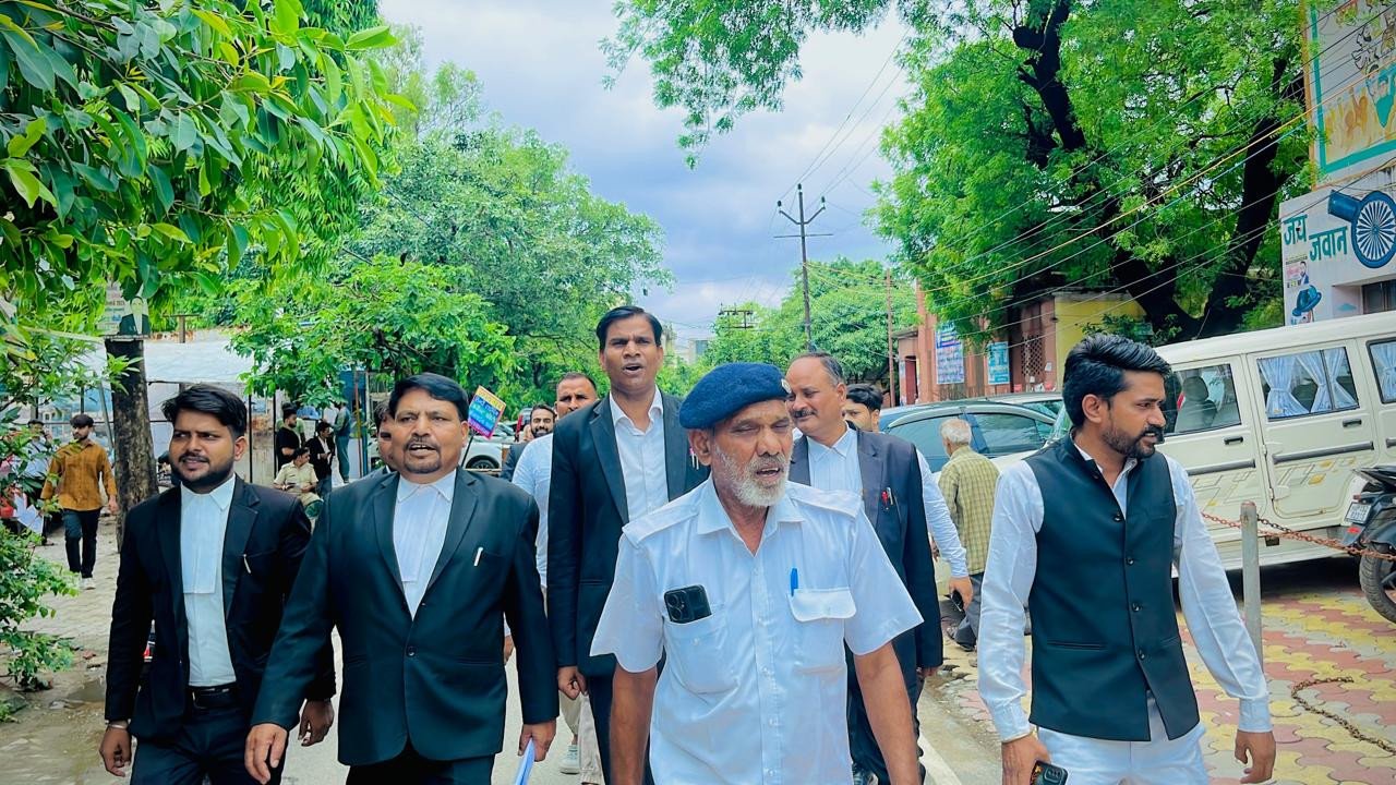 ललिता गौतम हत्याकांड प्रकरण में दर्ज मुकदमों की निष्पक्ष जांच की मांग, एससी अधिवक्ता संघ ने डीएम के माध्यम से राष्ट्रपति के नाम सौंपा ज्ञापन