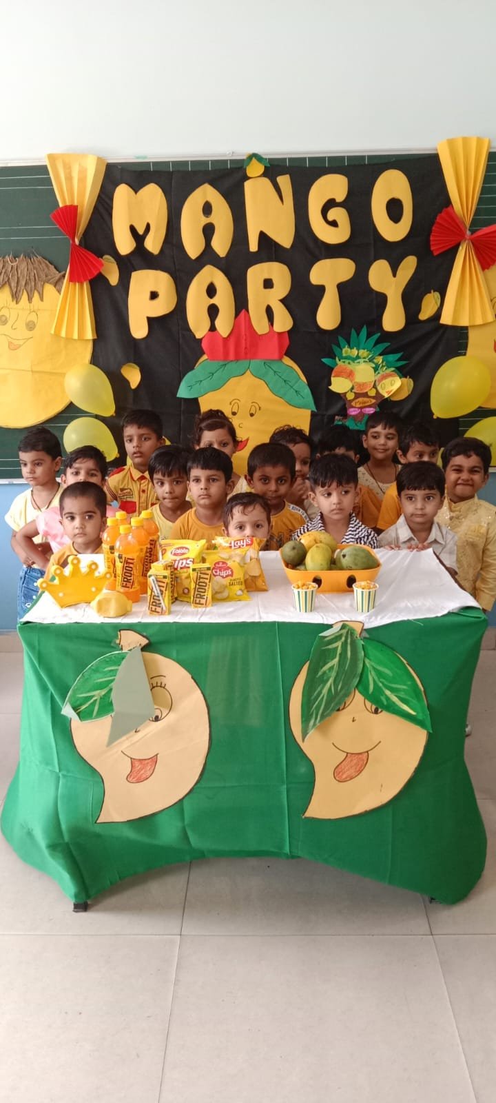 बहसूमा,पीले रंग में रंगा डी मोंनफोर अकादमी का परिसर, मैंगो पार्टी व येलो डे में बच्चों ने की खूब मस्ती