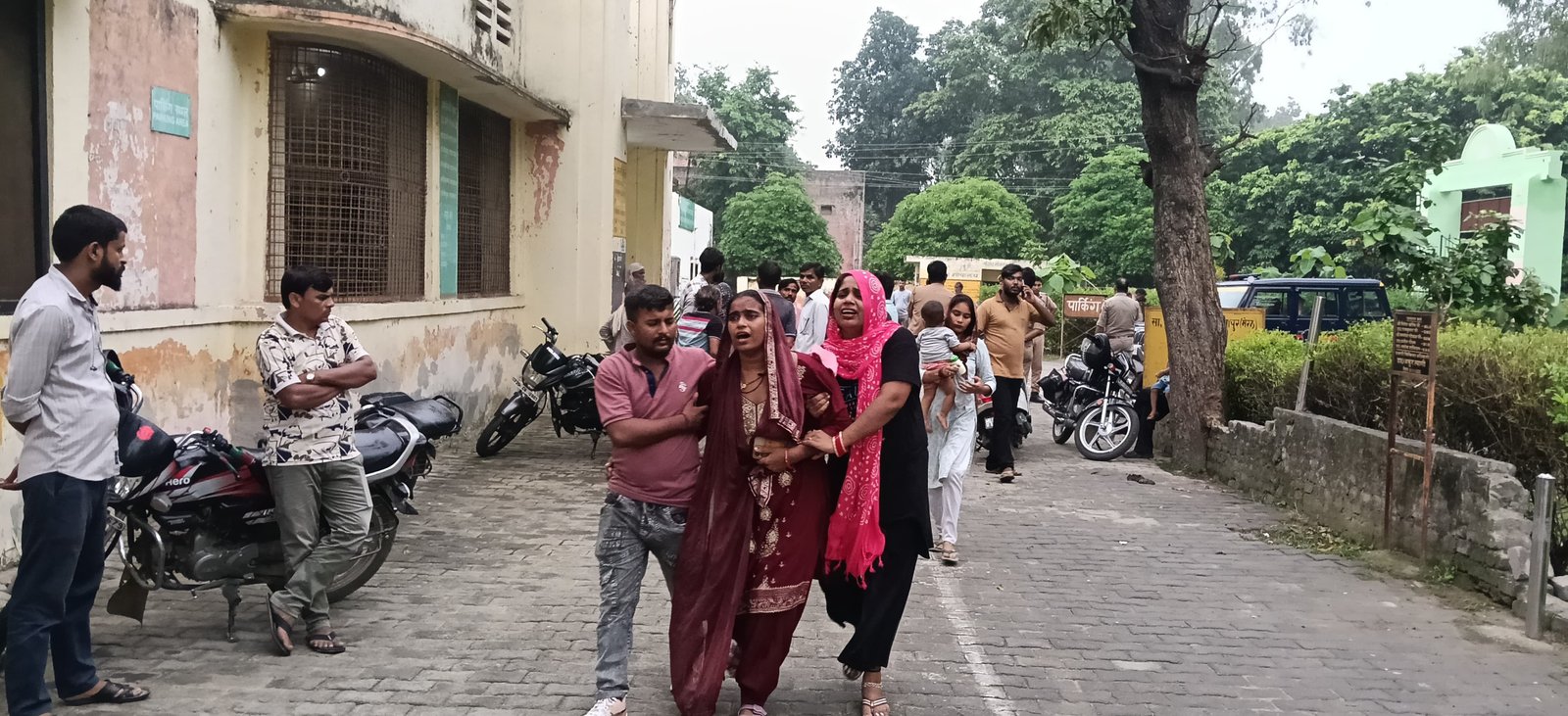 बिजली का खंभा गिरने से बाइक सवार की मौत,नगर पंचायत की लापरवाही से हुआ हादसा