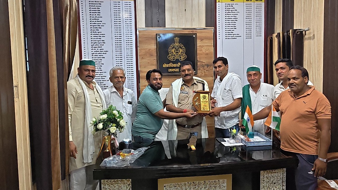 सीओ पंकज लवानिया को रजत पदक मिलने पर भाकियू अराजनैतिक ने किया सम्मानित