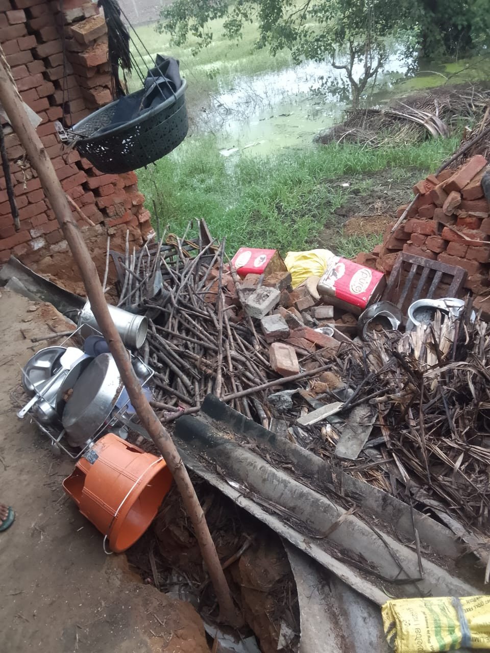 बारिश से गरीब परिवार का मकान ढहा, तीन बेटियों के साथ खुले आसमान के नीचे रहने को मजबूर