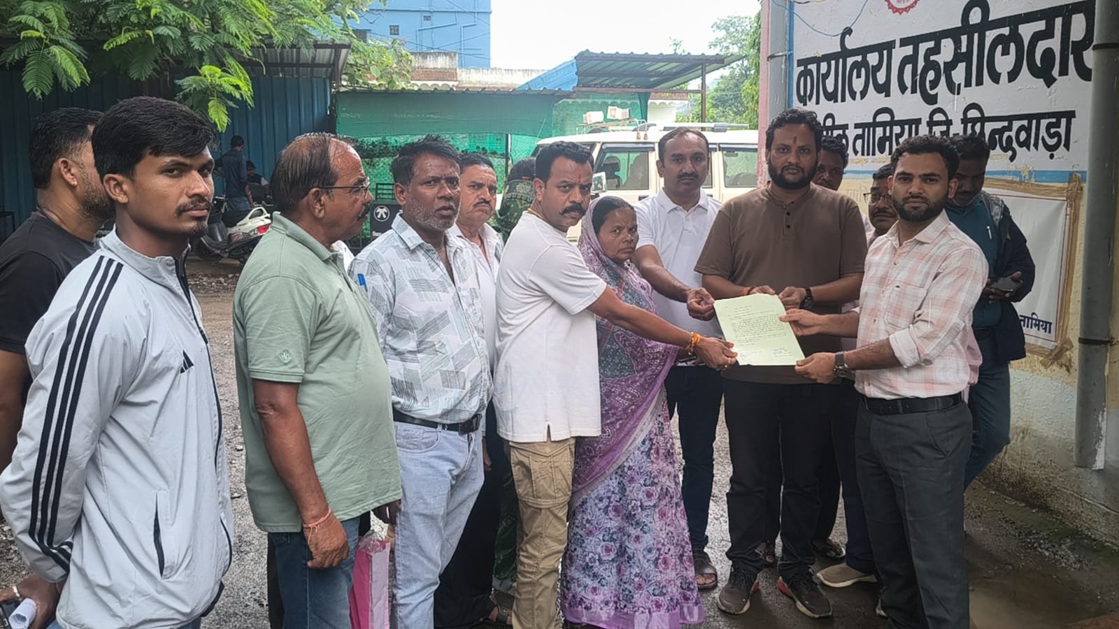 भाजपा नेताओं और जनप्रतिनिधियों ने तहसीलदार तामिया को कलेक्टर महोदय के नाम सोपा ज्ञापन