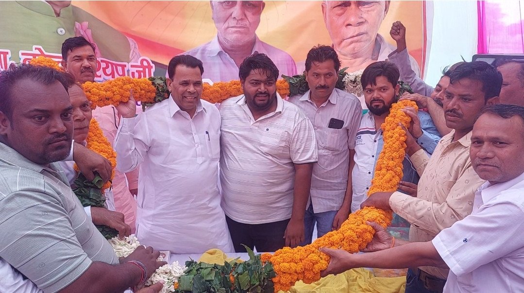हापुड़ के थाना बाबुगढ क्षेत्र के गांव उपैडा में पहुंचे स्वतंत्र प्रभार राज्य मंत्री नरेंद्र कश्यप 