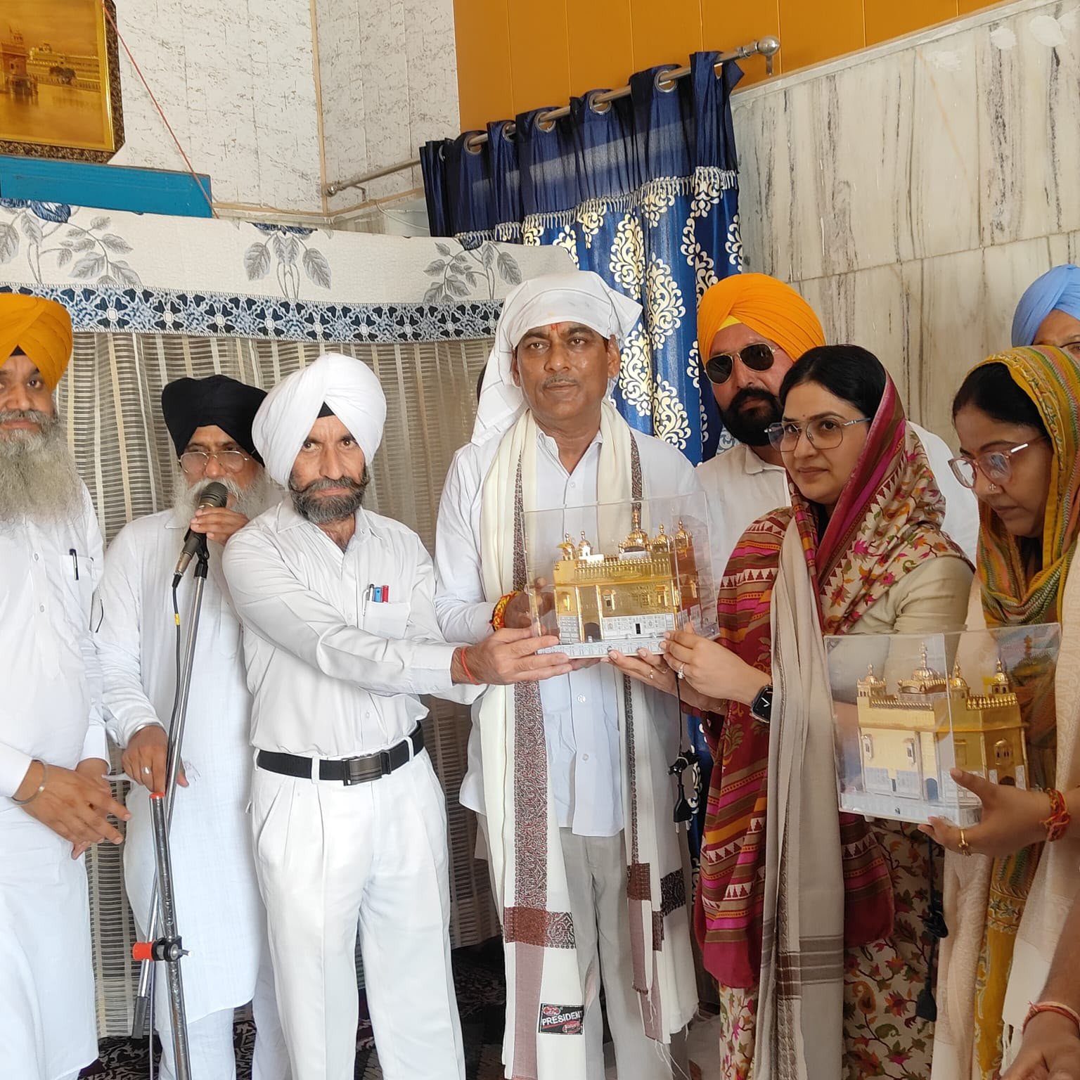 गढ़मुक्तेश्वर के गुरुद्वारा नक्का कुआ में डीएम कविता मीणा ने सिर पर मिट्टी की टोकरी रखकर की सेवा, संगत ने किया सम्मानित।