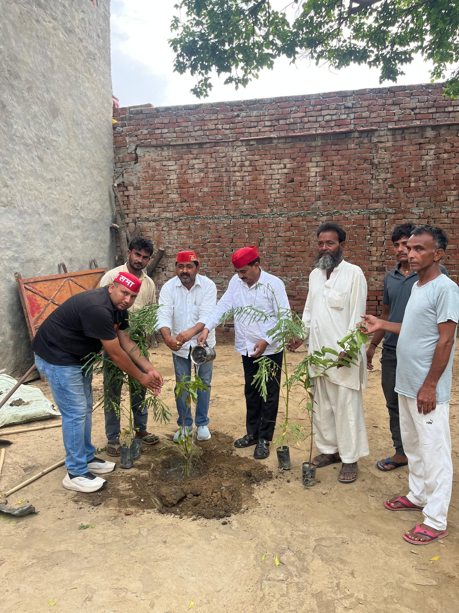 हापुड़: सपा के वृक्षारोपण अभियान के पांचवें दिन कई स्थानों पर लगाए गए पौधे।