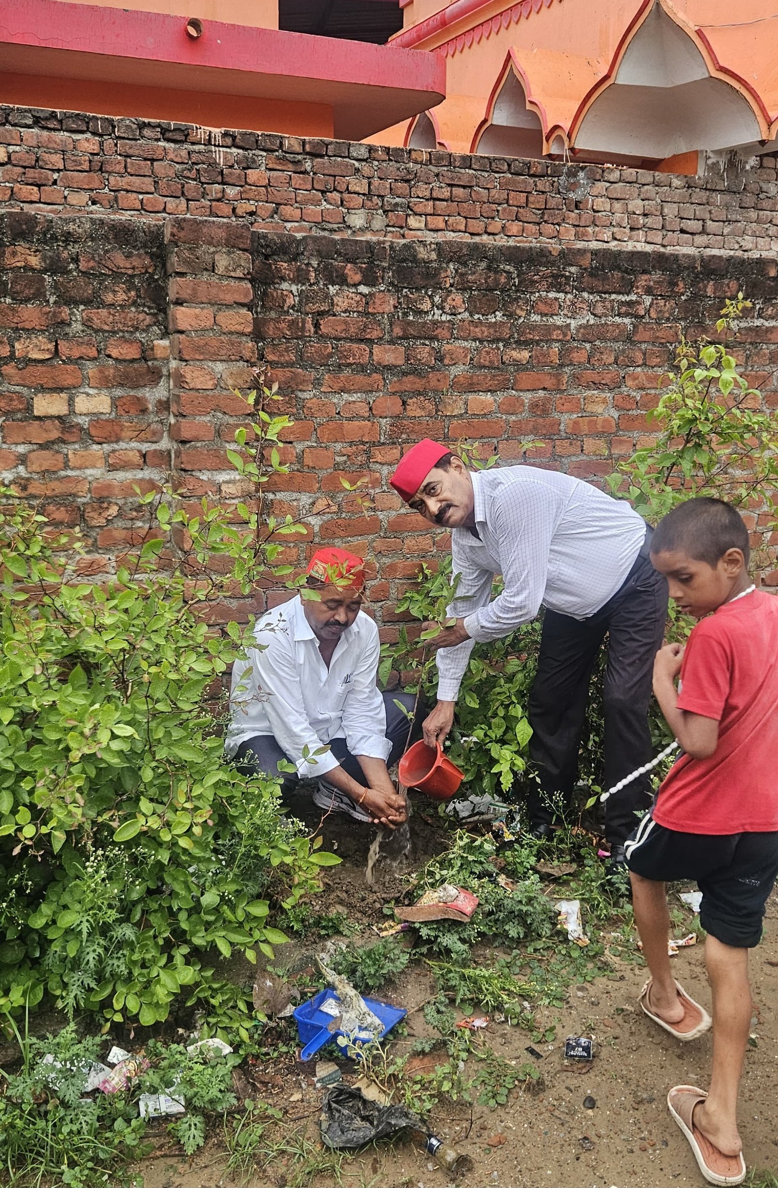 सपा के वृक्षारोपण अभियान का सातवां दिन, महादेव मंदिर में की प्रार्थना।