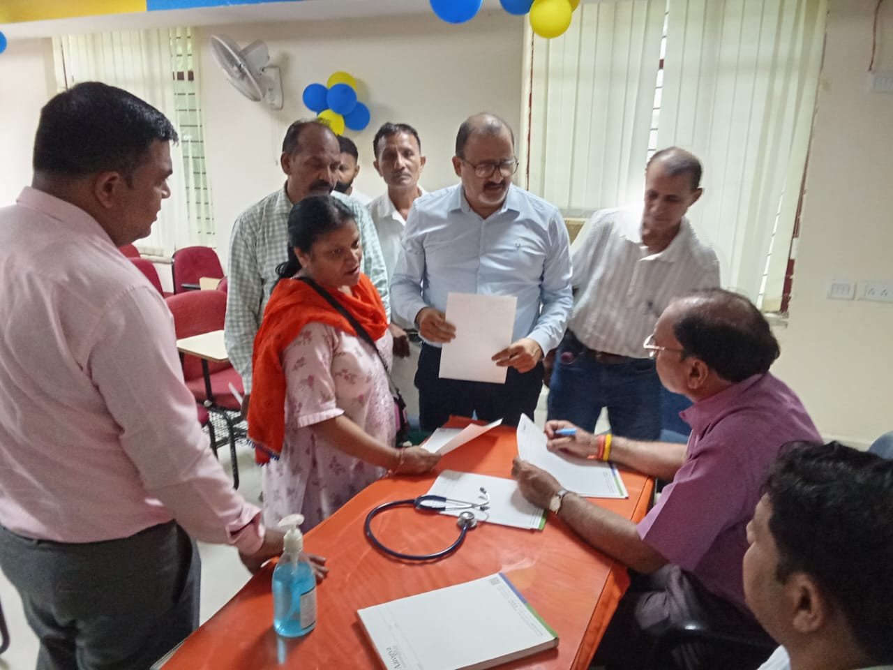 AIIEA के 75 गौरवपूर्ण वर्ष पर LIC हापुड़ शाखा में निःशुल्क मेडिकल कैंप आयोजित।